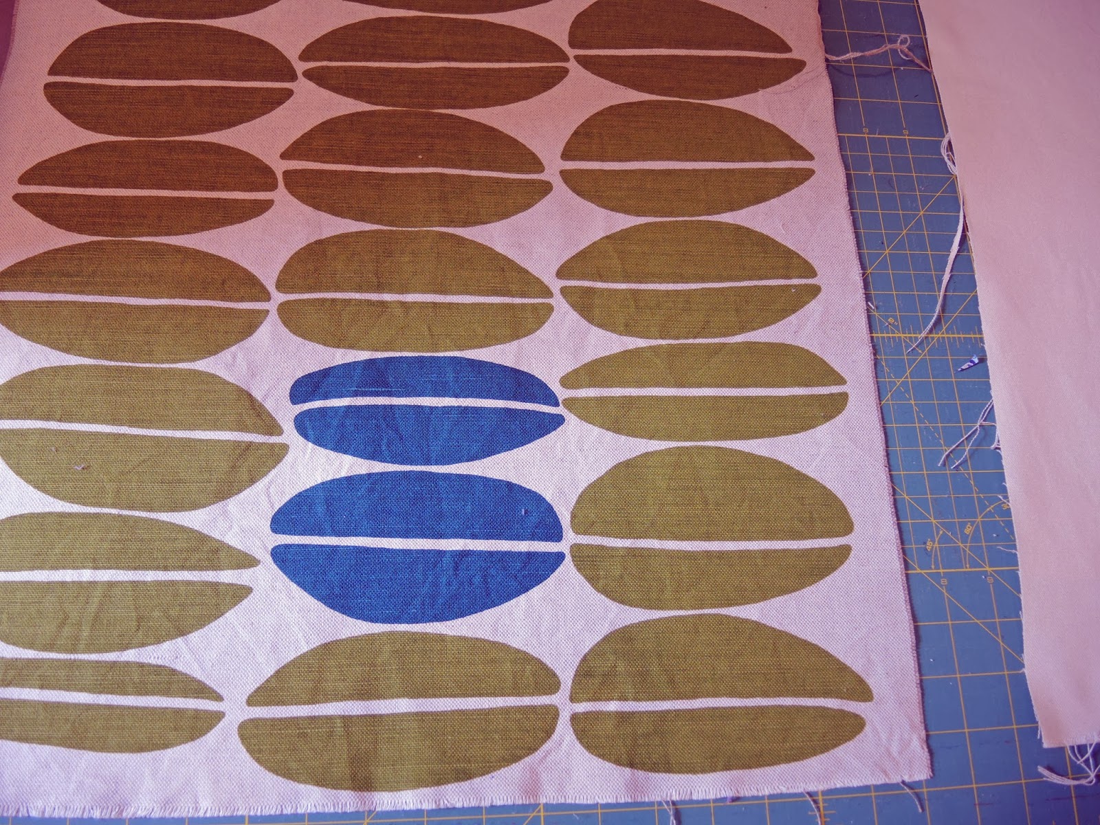 traceytoole: How to make: Throw pillow with zipper closure