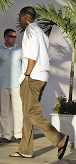 Barack Obama usando chinelo de dedo