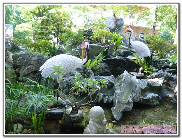 佛光山公園裡的鶴與小和尚