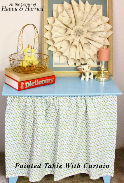 Painnted table with curtain - Upcycling Home Decor Projects