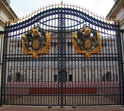 [Image: buckingham-palace-gate.jpg]