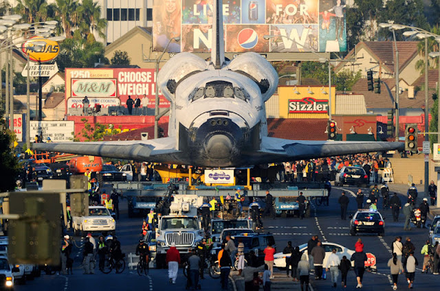 بالصور  مرور مكوك الفضاء الأمريكي في شوارع لوس أنجلوس Shuttle+on+the+Streets+++(1)