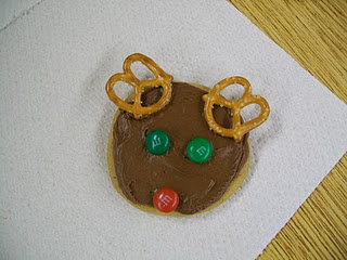 This blog post is FULL of fun holiday activities for your elementary classroom - apple cinnamon ornaments, glitter star ornaments, candle holders, reindeer cookies, and gingerbread houses. These ideas can be adapted to work at ANY elementary grade level! HoJo has used them with her Kindergarten, 1st, 2nd, 3rd, 4th, 5th, AND 6th grade students successfully! Click through now to get all the great ideas!