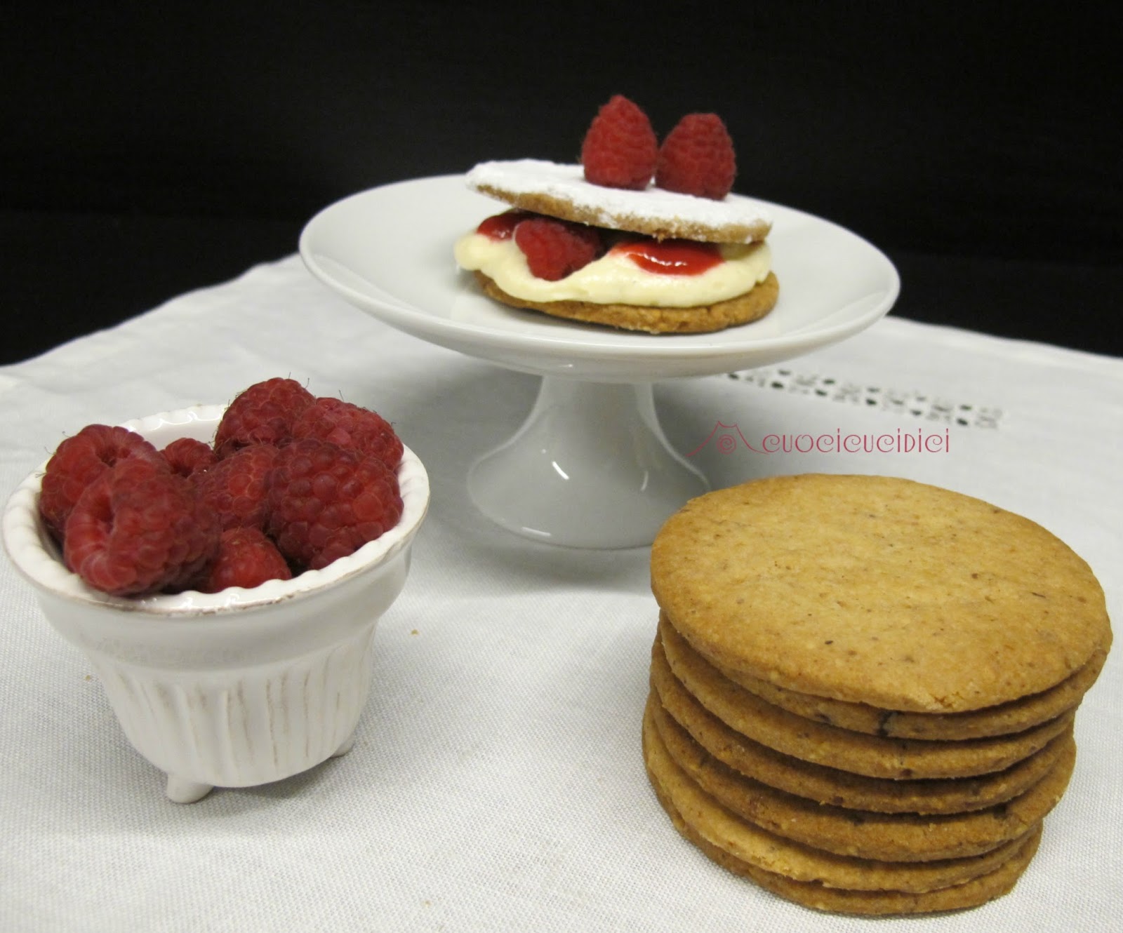cuocicucidici HAZELNUT SHORTBREAD with RASPBERRIES di DELIA SMITH