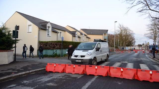 Après un trottoir qui s'est affaissé vendredi soir, c'est une maison, situé square Saint-Simon, qui a été évacuée aujourd'hui à cause de fragilités constatées dans le sol. D.R. Ouest-France | Marc OLLIVIER Après un trottoir qui s'est affaissé vendredi soir, c'est une maison, situé square Saint-Simon, qui a été évacuée aujourd'hui à cause de fragilités constatées dans le sol. D.R. Ouest-France | Marc OLLIVIER