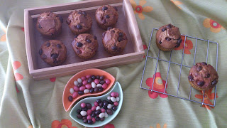 Muffins De Mantequilla De Cacahuete Con Cacahuetes Bañados En Chocolate De Colores
