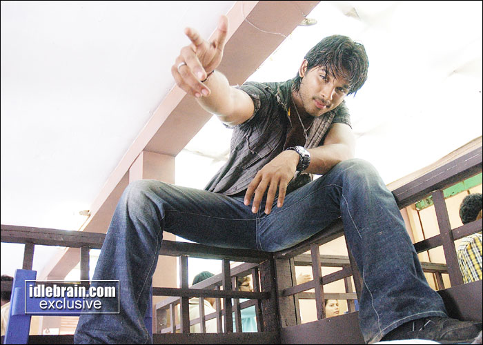 Desamuduru - Movie Stills (Source:idlebrain.com) | Allu Arjun Gallery