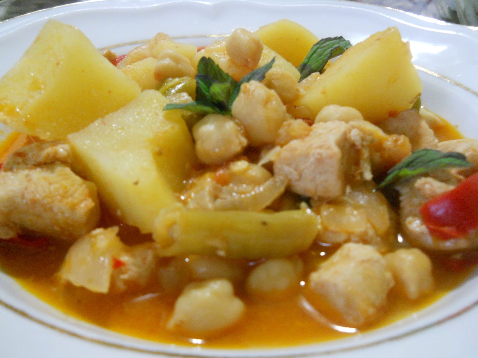 ANNEMİNELİ NOHUTLU TAVUKLU PATATES YEMEĞİ