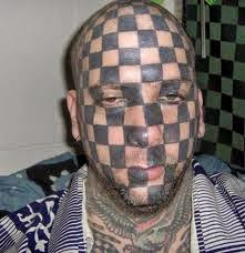 se tatua toda la cara como tablero de ajedres