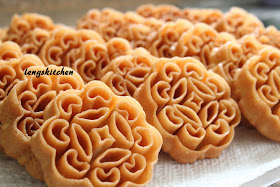 Kitchen Chaos: Beehive Cookies (Kuih Rose) 蜂窝饼 - Chinese New Year Series