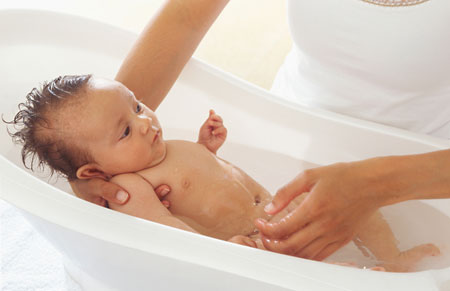 tắm cho bé, trẻ sơ sinh, chăm sóc bé sơ sinh