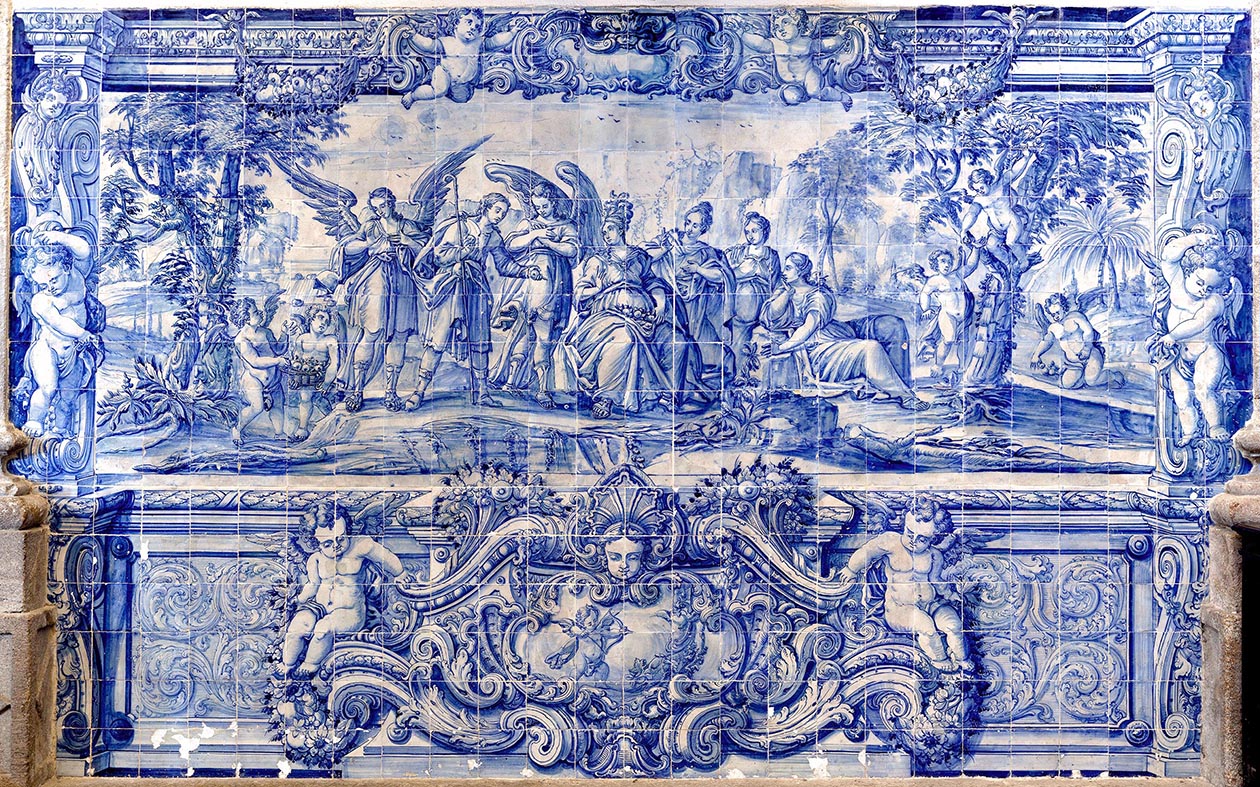Arte feita de azulejos brancos e azuis no interior da igreja