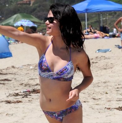 Selena Gomez caught in ikini selena gomez bikini and justin bieber. Selena Gomez caught in ikini