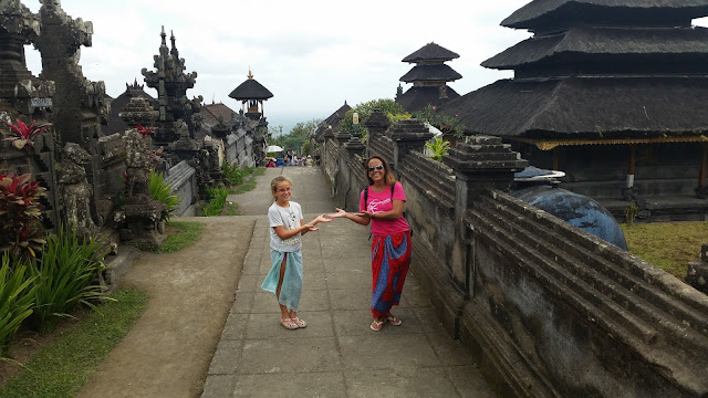 Las dos Macarenas en Pura Besakih Las dos Macarenas en Pura Besakih