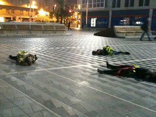 El colectivo Elefante Rosa en un momento de su performance urbana Muerte en Primavera Muerte en Primavera, ciudad, Elche, Nosomostanraros, festival de poesía, Colectivo Elefante Rosa, El Escorxador, performance