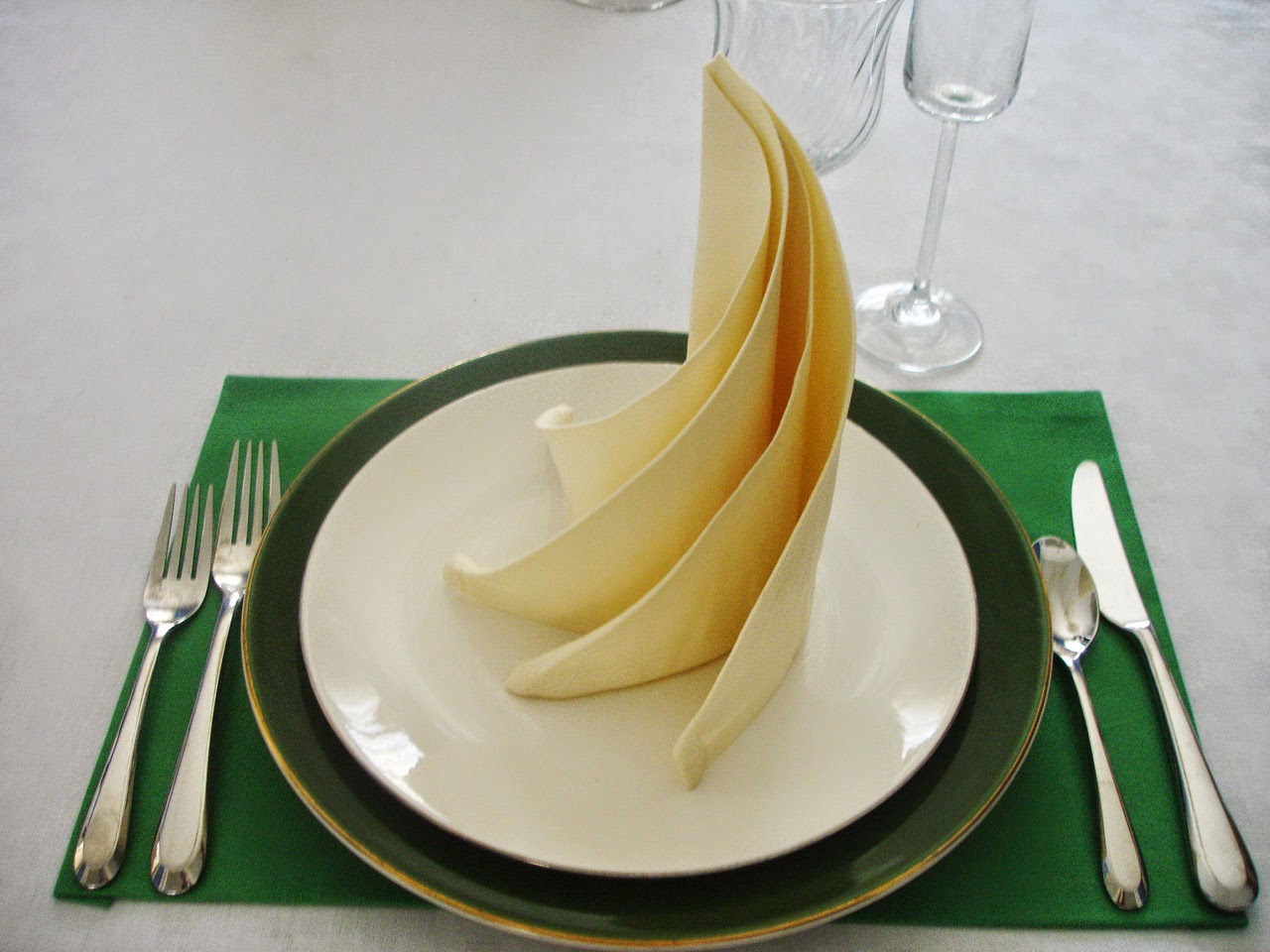In and Out of the House SWIRL NAPKIN FOLDING 4 FOLDS