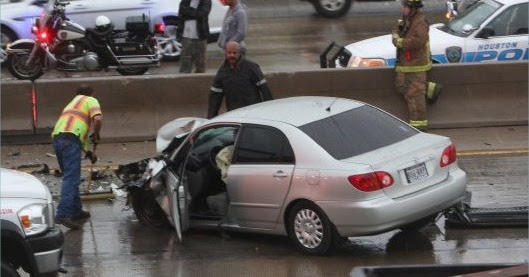 Houston Personal Injury Blog 18 Wheeler Wreck Shuts Down I 10 At Shepherd