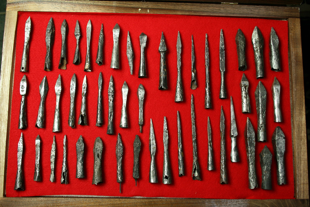 1.COLLECTION OF MEDIEVAL ARROWHEADS