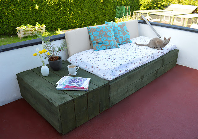 Use pallets to create a modern and chic patio daybed - why buy expensive outdoor furniture when you can make it yourself! #pallet