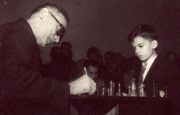 Simultânea de xadrez com Mequinho faz a festa de jogadores - SP Leituras