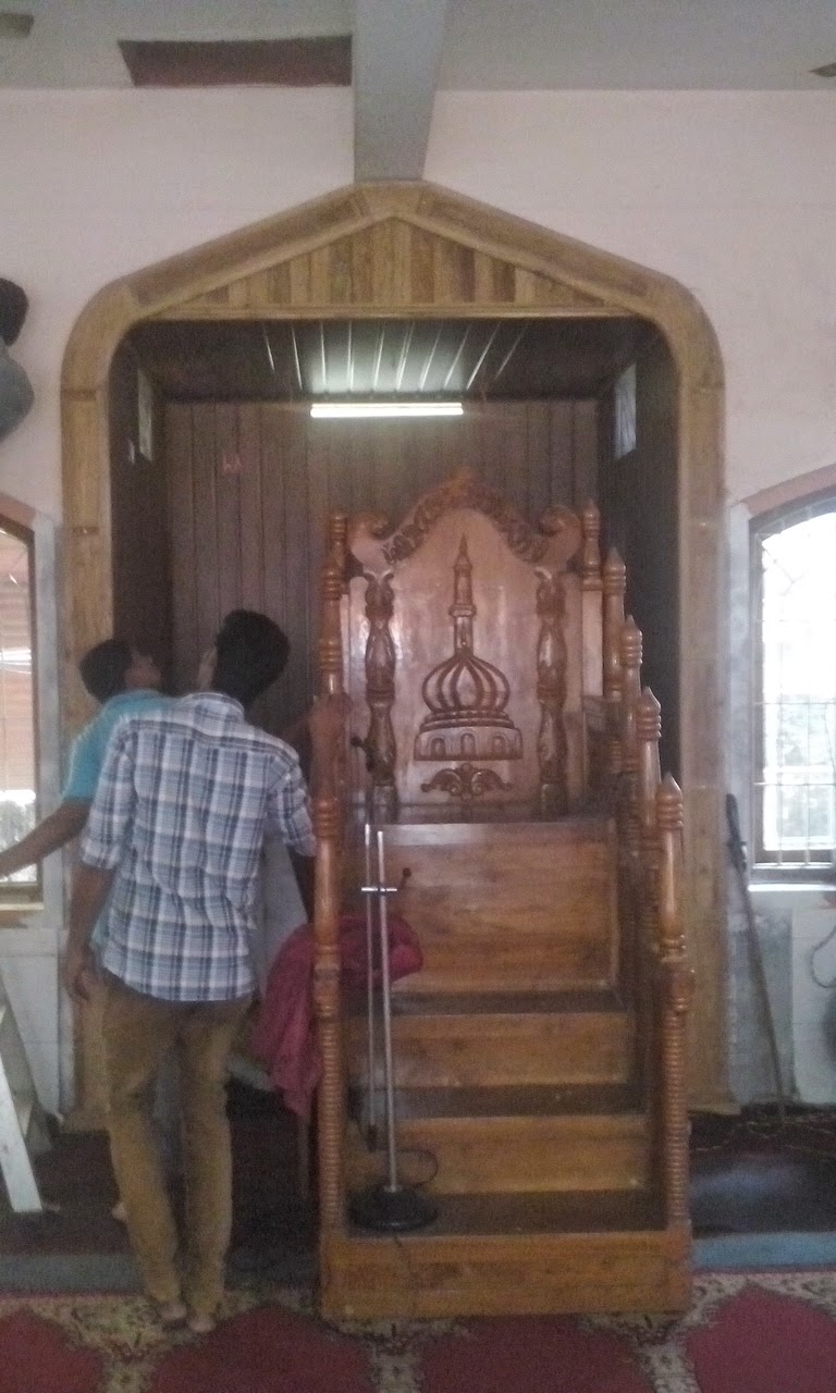 kerala style Carpenter works and designs wood paneling work at Masjid