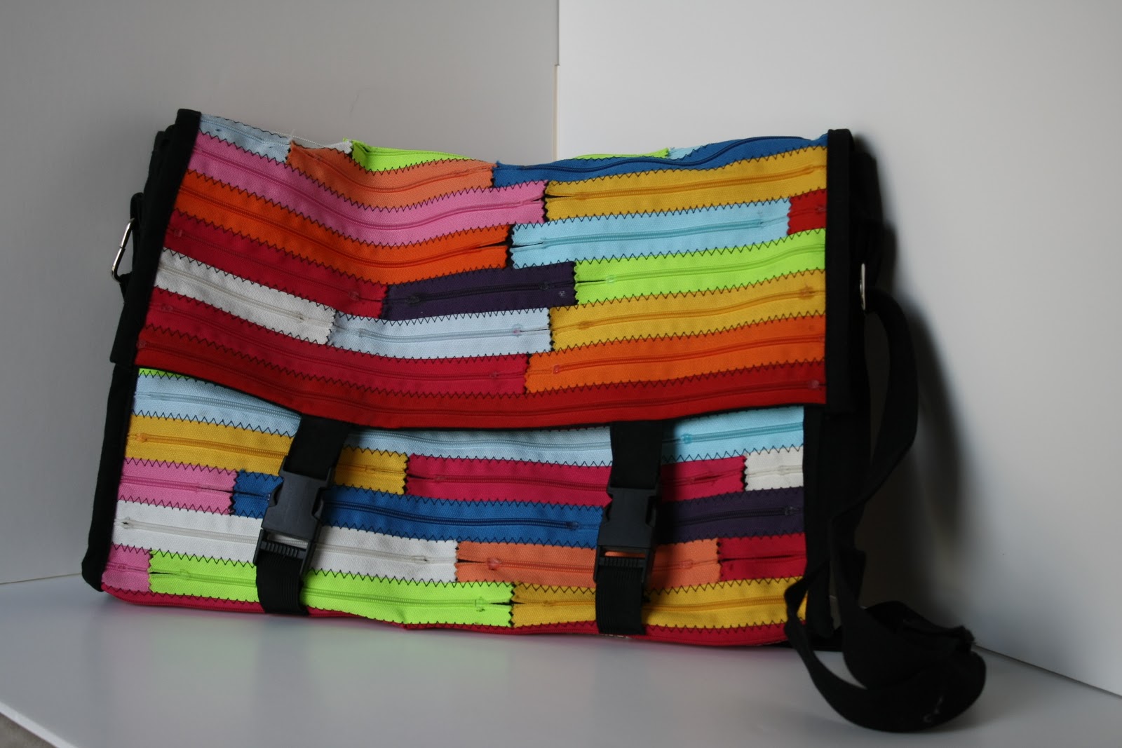 Elle C Sews The Zipper Messenger bag
