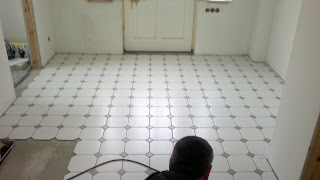 Baustelle MiDo: Fliesen im Eingangsbereich