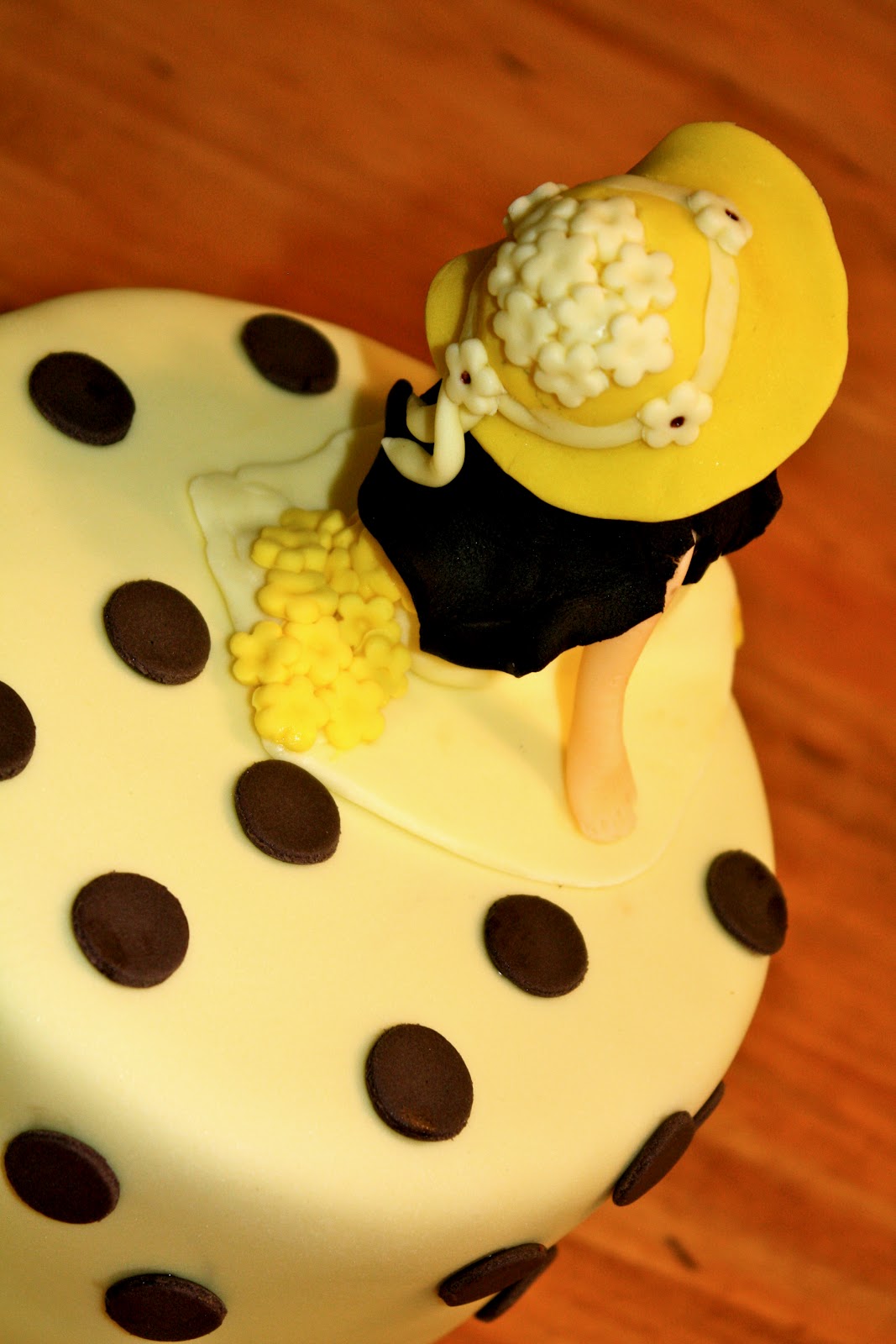 bumble cakes: Sunflower 'Baby Bump' Shower Cake/Cupcakes!