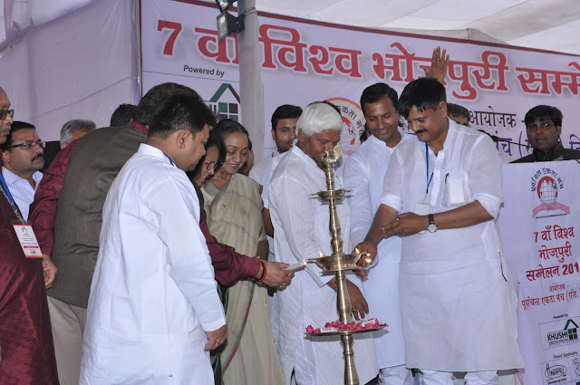 Manoj Bhawuk hosting  Udghatan Satra in Vishwa Bhojpuri Sammelan 2013