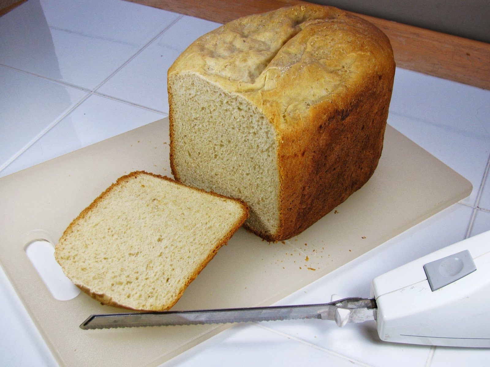 A Simple Way to Make Homemade Bread Better with an electric knife