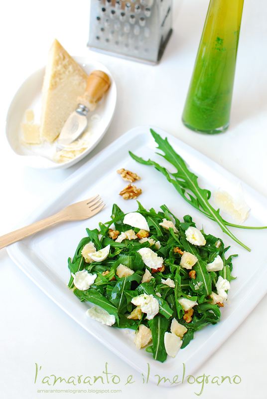 L'amaranto e il melograno Insalata di rucola, noci e parmigiano con