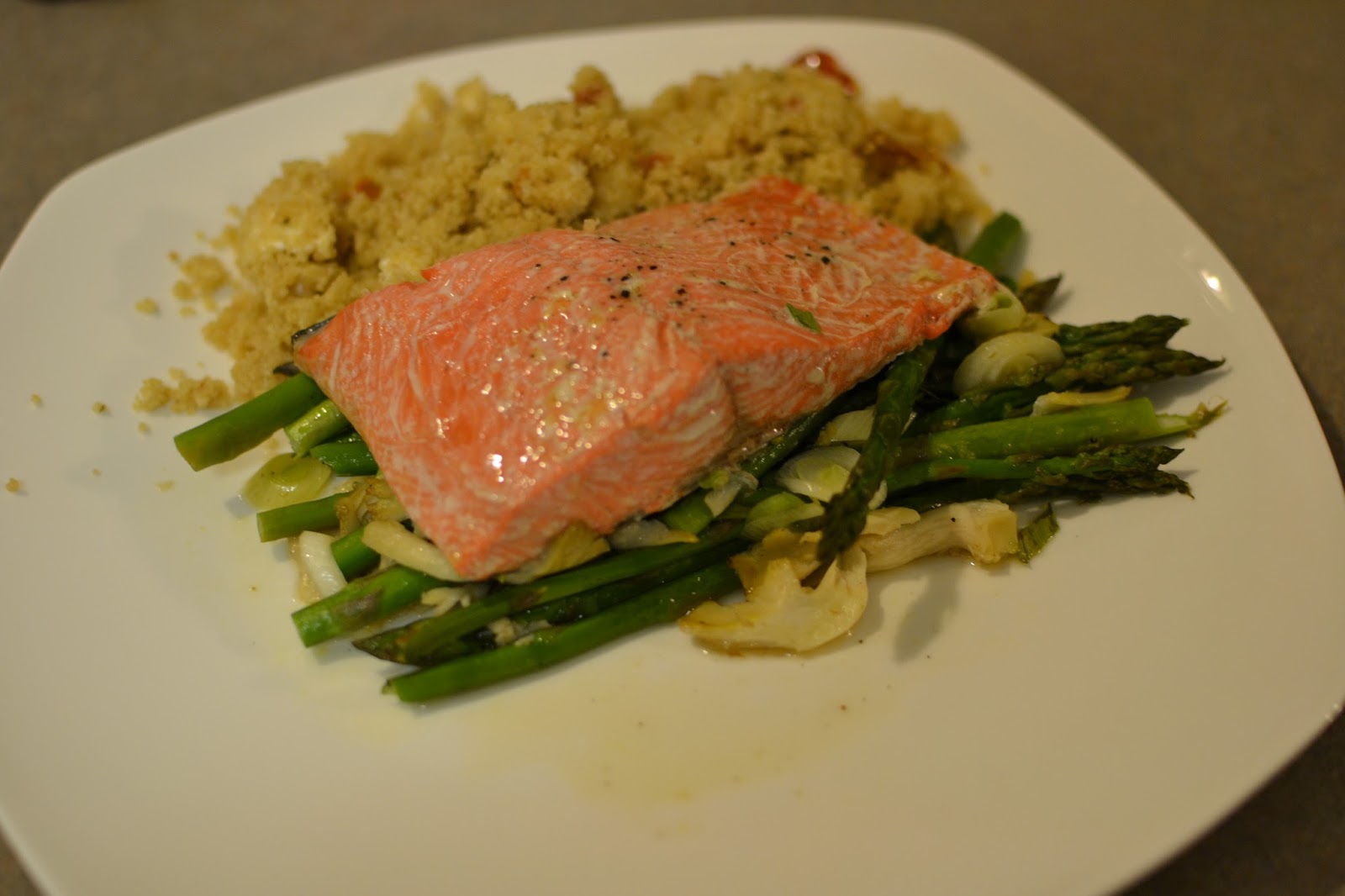 the eibls Salmon in parchment with asparagus and shiitake