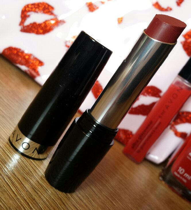 Avon Ultra Colour Indulgence Lipstick in Red Dahlia