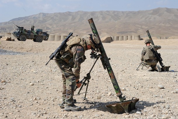 l'artillerie French+soldiers+keep+the+Suribi+valley+under+surveillance+as+they+look+for+insurgent+positions%252C+at+Tora+camp+helicopters+afghanistan+taliban+%25282%2529