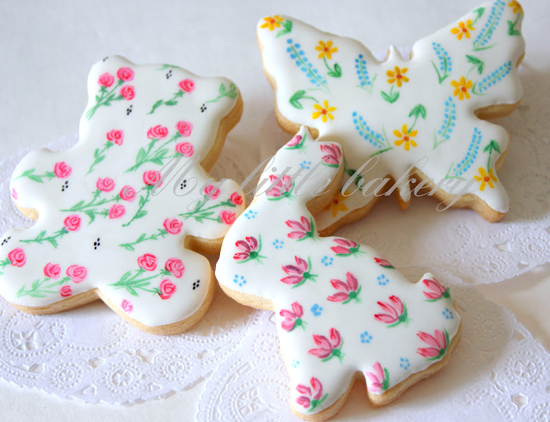My little bakery 🌹 Easter cookies painted with a brush.