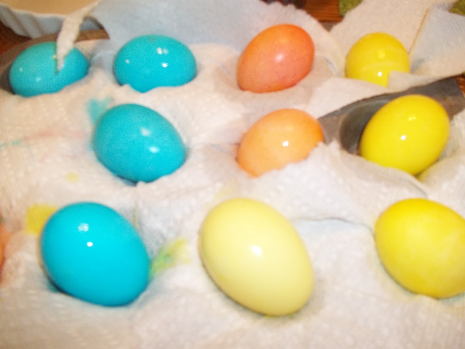 FoodThoughtsOfaChefWannabe: Adorable Cake Filled Easter Eggs