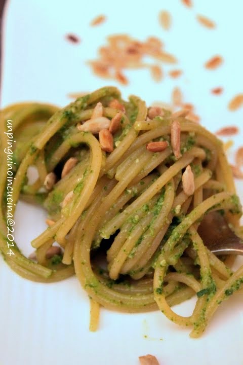 spaghetti integrali con pesto di rucola, pompelmo e semi di girasole