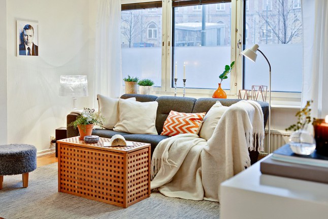 Blanco, naranja y gris para un piso nórdico en invierno Blanco, naranja y gris para un piso nórdico en invierno