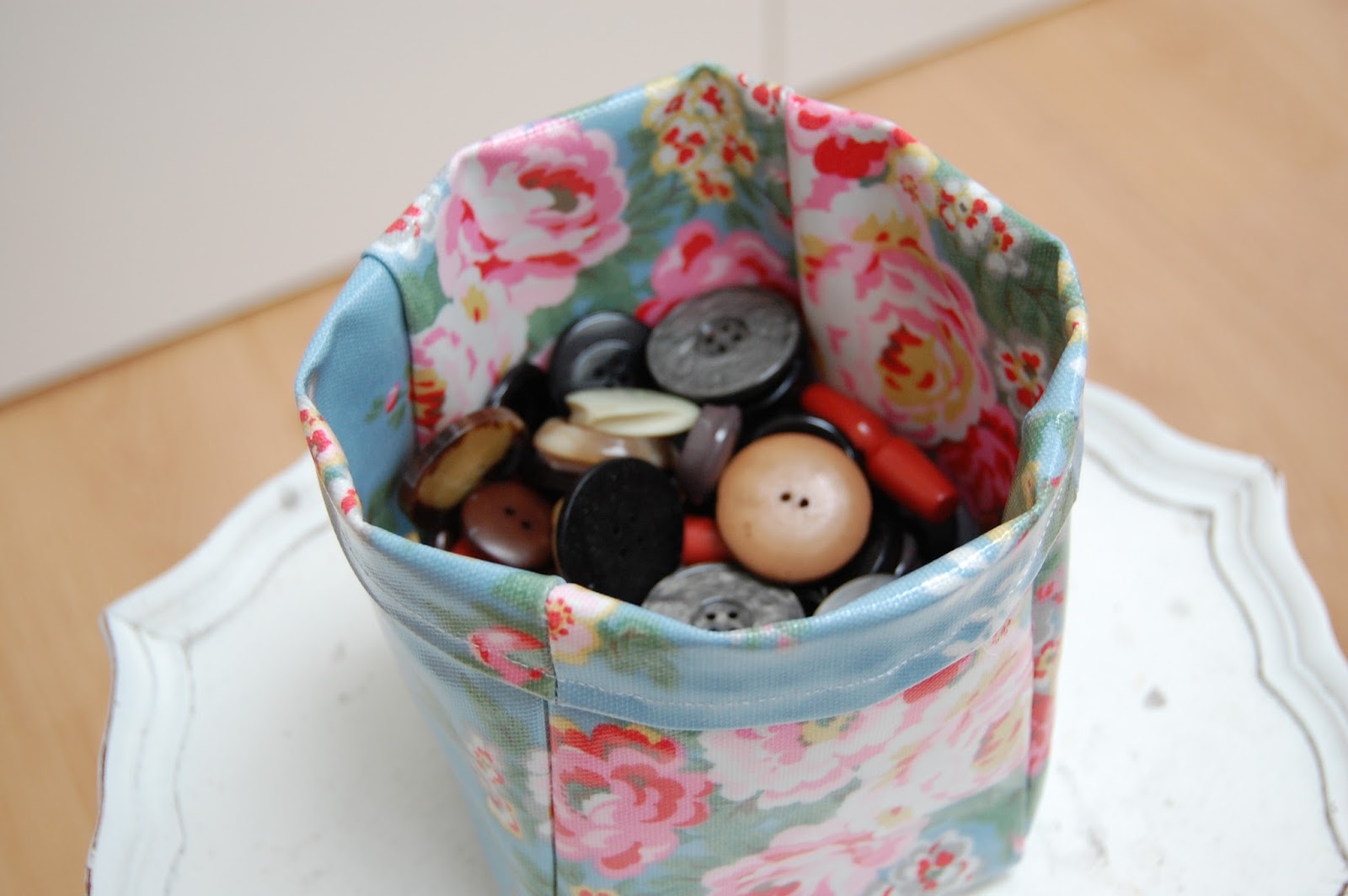 CRAFTY RED Oil Cloth box tutorial