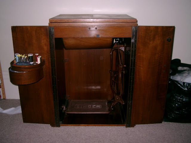 Singer 201k cabinet open Singer 51 cabinet open