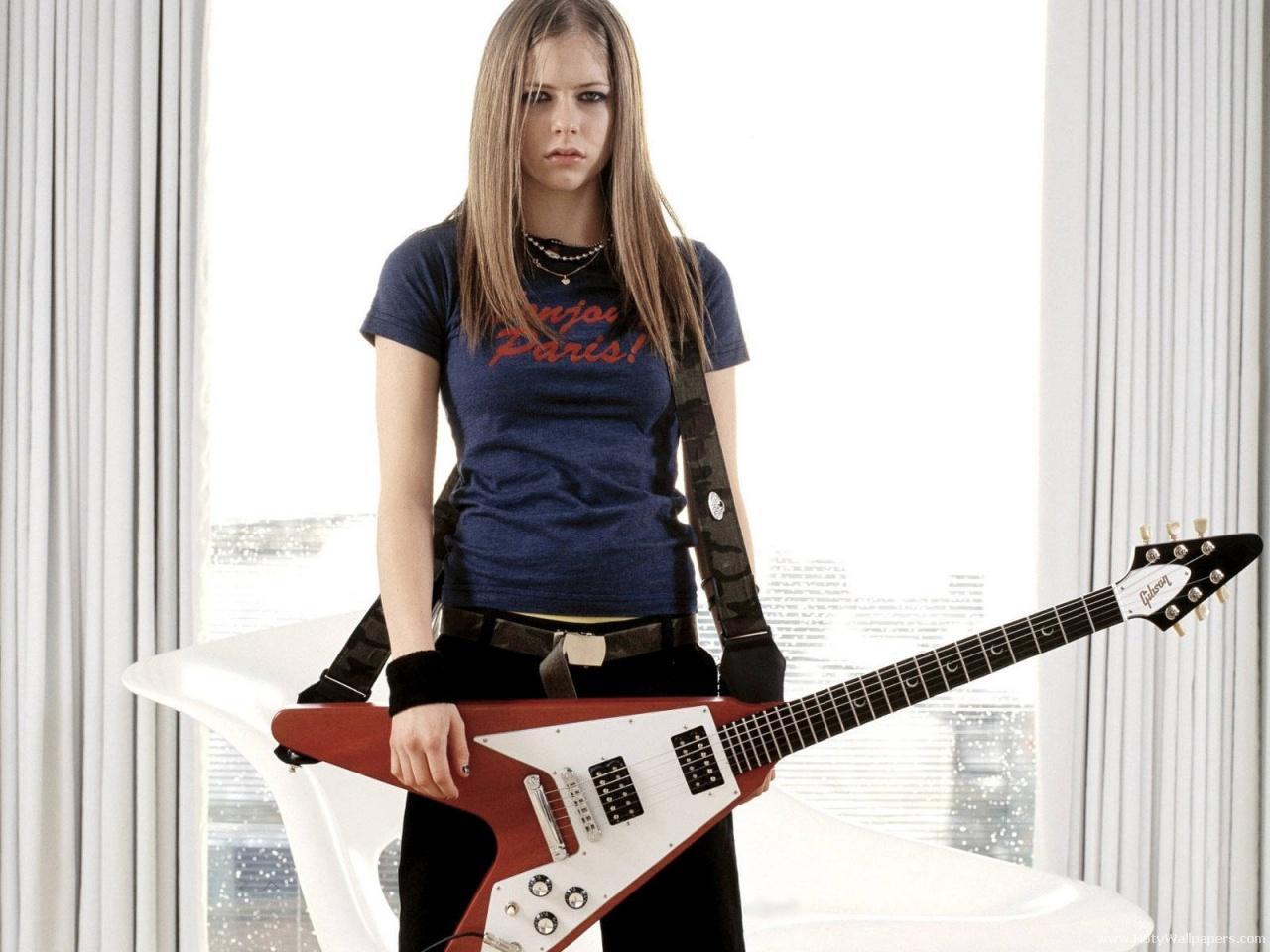 http://2.bp.blogspot.com/-SATGZVFITEU/Tjq-2C6NtWI/AAAAAAAAIow/-rAxw39jo3Q/s1600/Avril_Lavigne_with_guitar.jpg