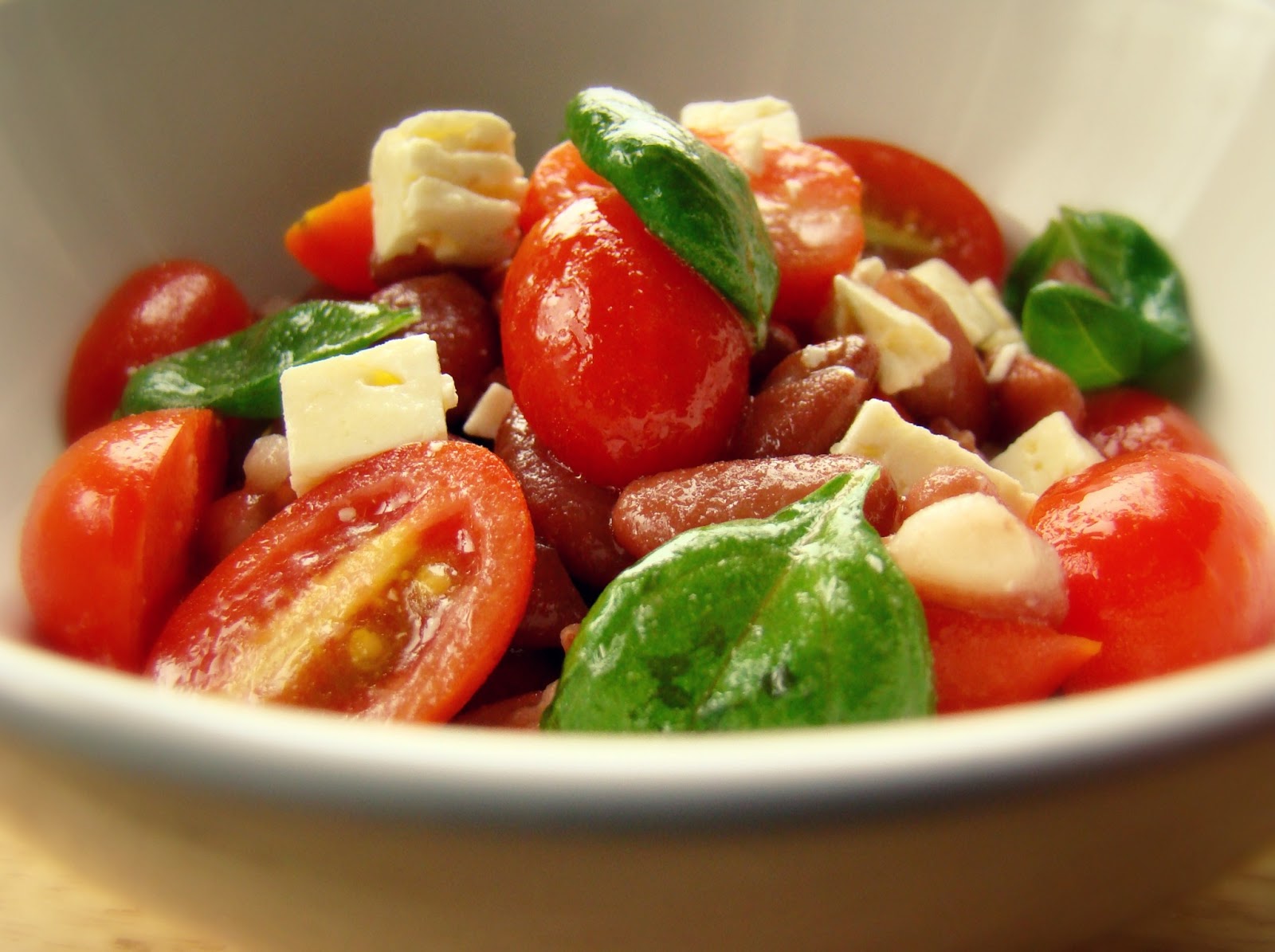 Tomato & basil kidney bean salad