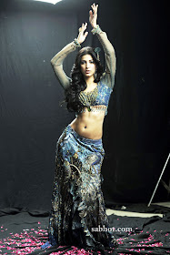 Shruti Hassan hot in Anaganaga Oka Dheeruduborder