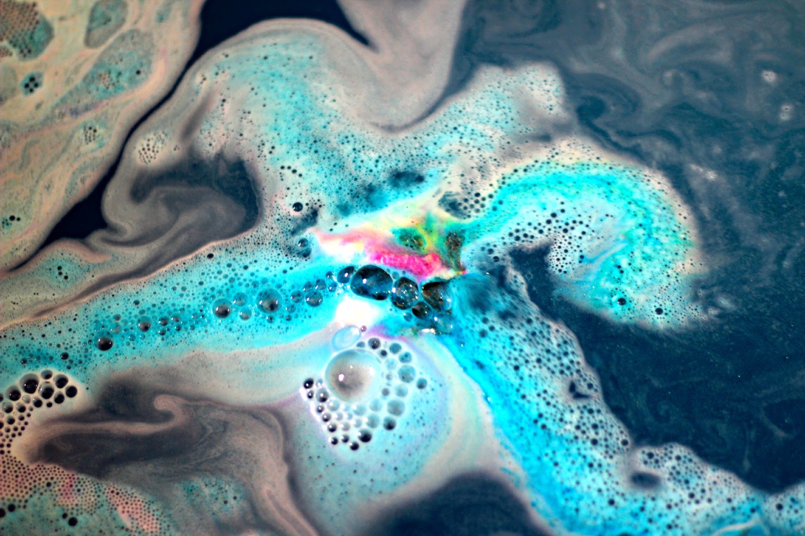 LUSH OXFORD STREET EXCULSIVE INTERGALACTIC BATH BOMB SHALLOWWONDERLAND