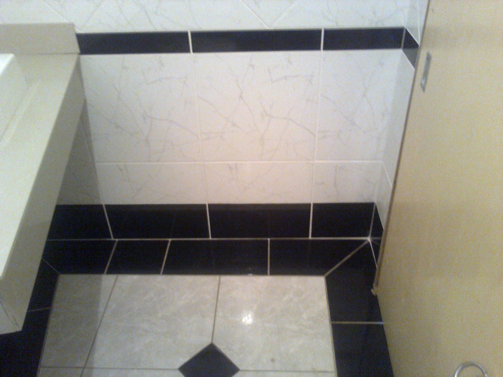 #776D54 Banheiro branco e preto: paredes com piso na vertical e no meio na 1600x1200 px Banheiros Branco Com Detalhes 1513