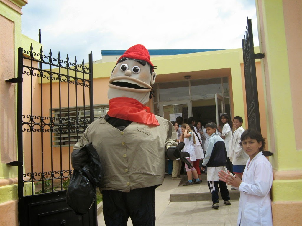 En la puerta de la Escuela Primaria Pte. Roque Saenz Peña