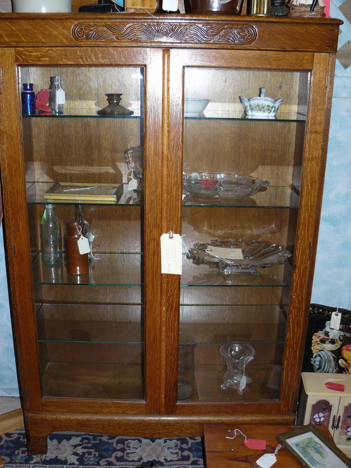 SCRANBERRY COOP Oak china closet 610, glass shelves and