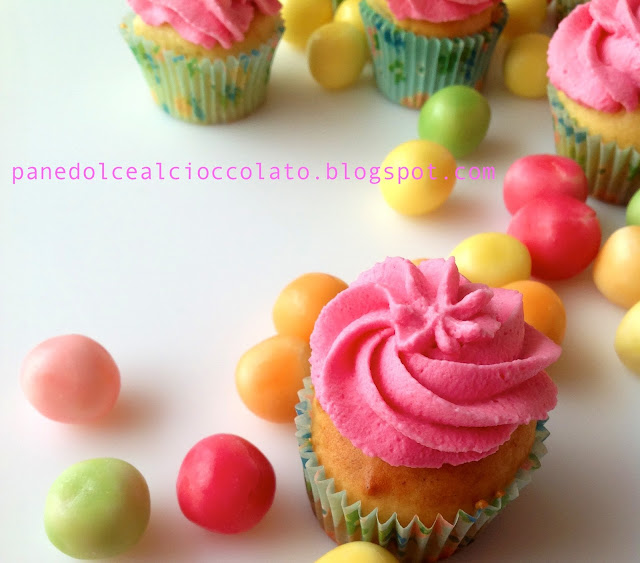 VANILLA CUPCAKE CON FROSTING ALLO YOGURT PANEDOLCEALCIOCCOLATO