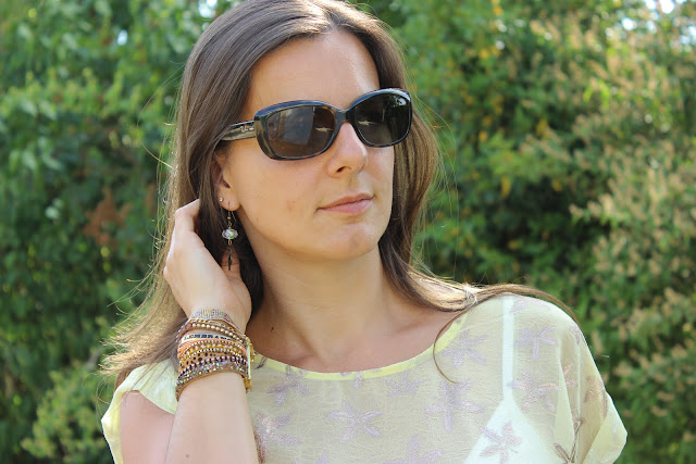 sandales bijoux / bracelet Hipanema / blouse jaune