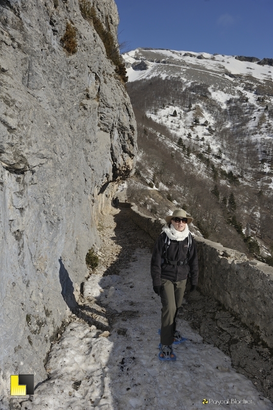 la vire du chemin muletier en direction du col de chironne photo pascal blachier la vire du chemin muletier en direction du col de chironne photo blachier pascal au delà du cliché